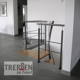 Metalltreppe mit Holzstufen