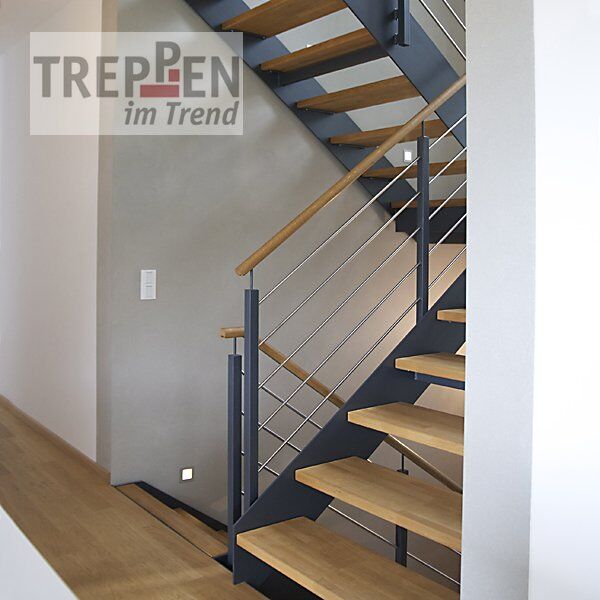 Metalltreppe mit Holzstufen