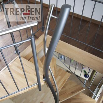 Metalltreppe mit Holzstufen