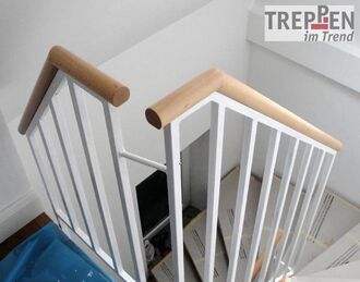 Metalltreppe mit Holzstufen