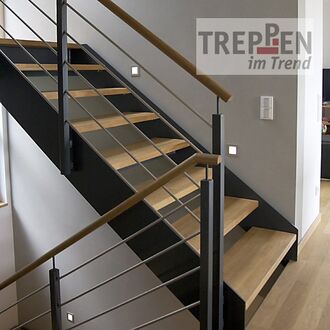 Metalltreppe mit Holzstufen