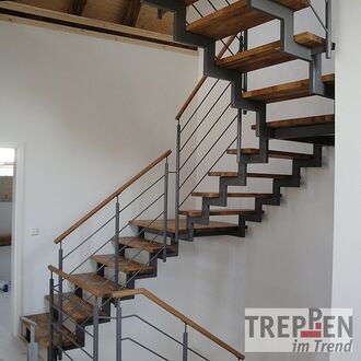 Metalltreppe mit Holzstufen