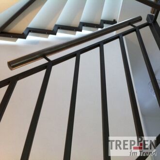 Metalltreppe mit Holzstufen