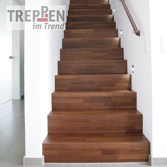 Metalltreppe mit Holzstufen