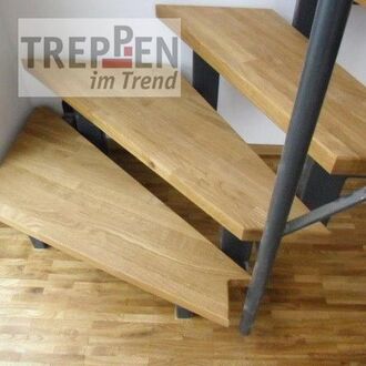 Metalltreppe mit Holzstufen