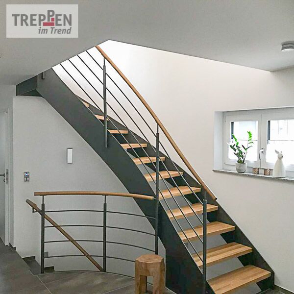 Metalltreppe mit Holzstufen
