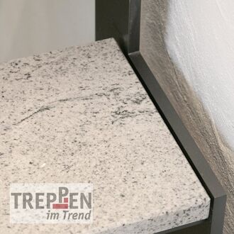 Metalltreppe mit Steinstufen