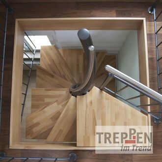 Metalltreppe mit Holzstufen