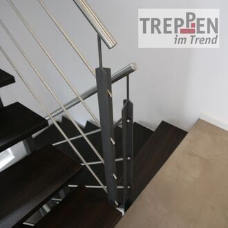 Metalltreppe mit Holzstufen