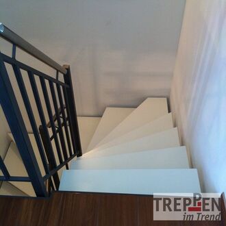 Metalltreppe mit Holzstufen