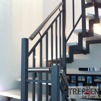 Metalltreppe mit Holzstufen