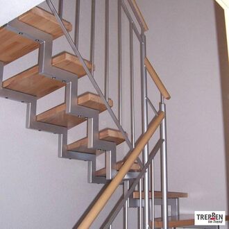 Metalltreppe mit Holzstufen