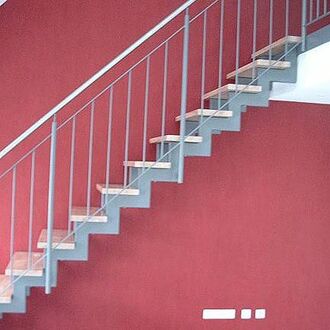 Metalltreppe mit Holzstufen