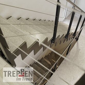 Metalltreppe mit Steinstufen