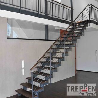 Metalltreppe mit Holzstufen