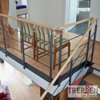 Metalltreppe mit Holzstufen