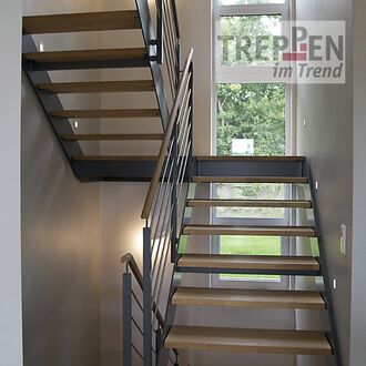 Metalltreppe mit Holzstufen