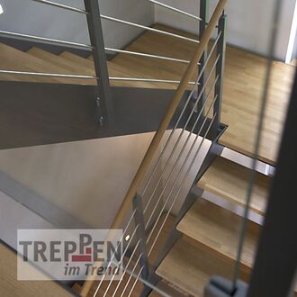 Metalltreppe mit Holzstufen