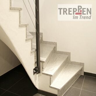 Metalltreppe mit Steinstufen