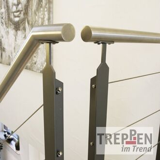 Metalltreppe mit Steinstufen