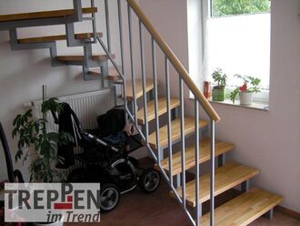 Metalltreppe mit Holzstufen