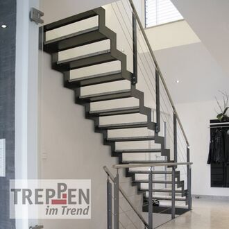 Metalltreppe mit Steinstufen
