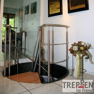 Metalltreppe mit Holzstufen