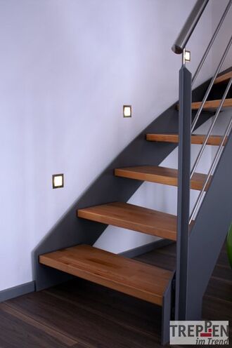Metalltreppe mit Holzstufen