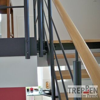 Metalltreppe mit Holzstufen