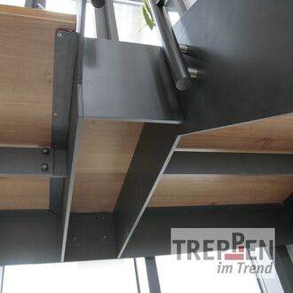 Metalltreppe mit Holzstufen