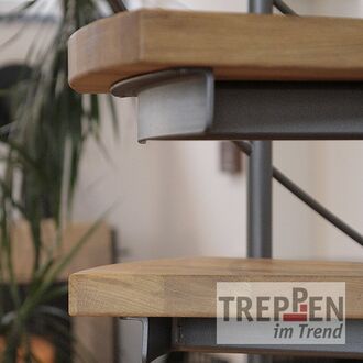 Metalltreppe mit Holzstufen