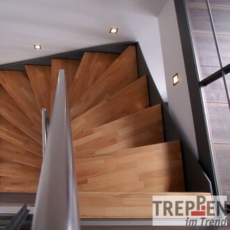 Metalltreppe mit Holzstufen