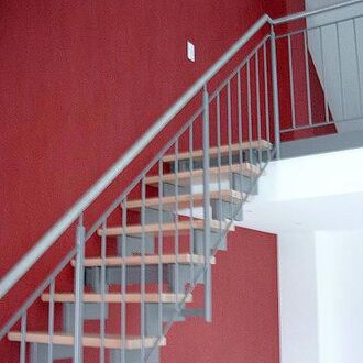 Metalltreppe mit Holzstufen