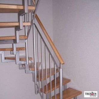 Metalltreppe mit Holzstufen