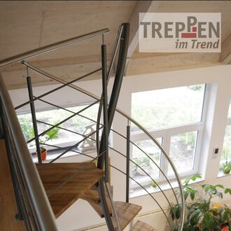 Metalltreppe mit Holzstufen