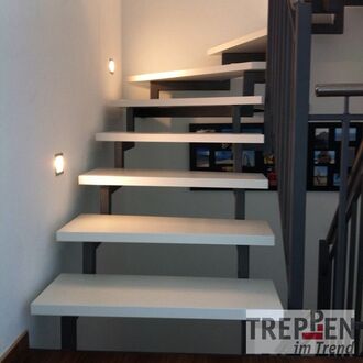 Metalltreppe mit Holzstufen