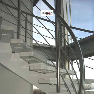 Metalltreppe mit Steinstufen