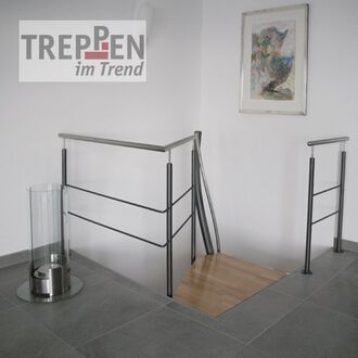 Metalltreppe mit Holzstufen