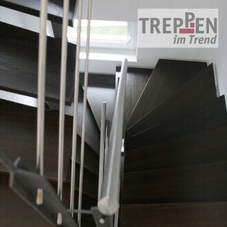 Metalltreppe mit Holzstufen