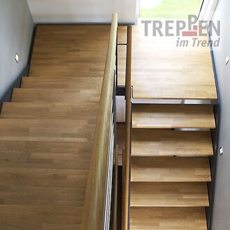 Metalltreppe mit Holzstufen