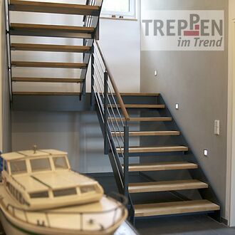 Metalltreppe mit Holzstufen