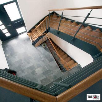 Metalltreppe mit Holzstufen