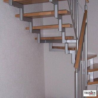 Metalltreppe mit Holzstufen