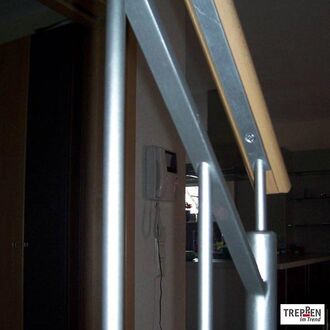 Metalltreppe mit Holzstufen